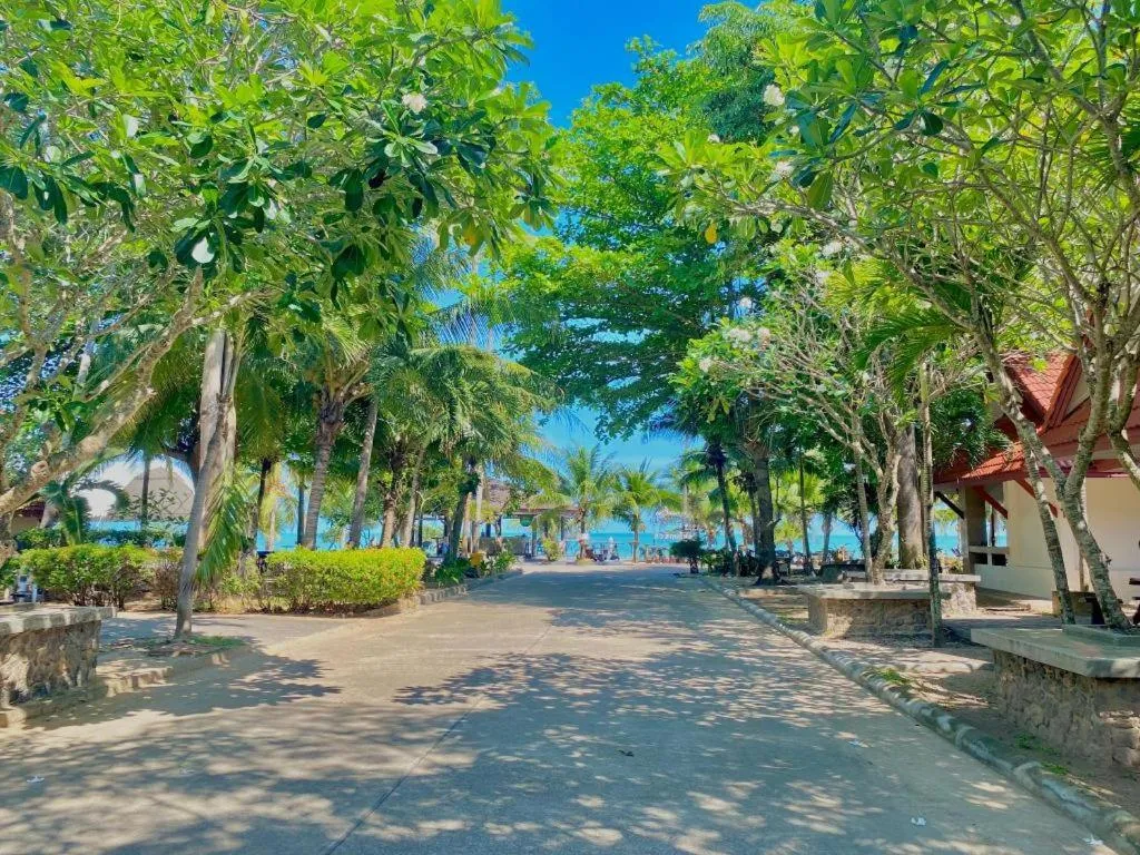 Alongkot Beach Resort Khanom