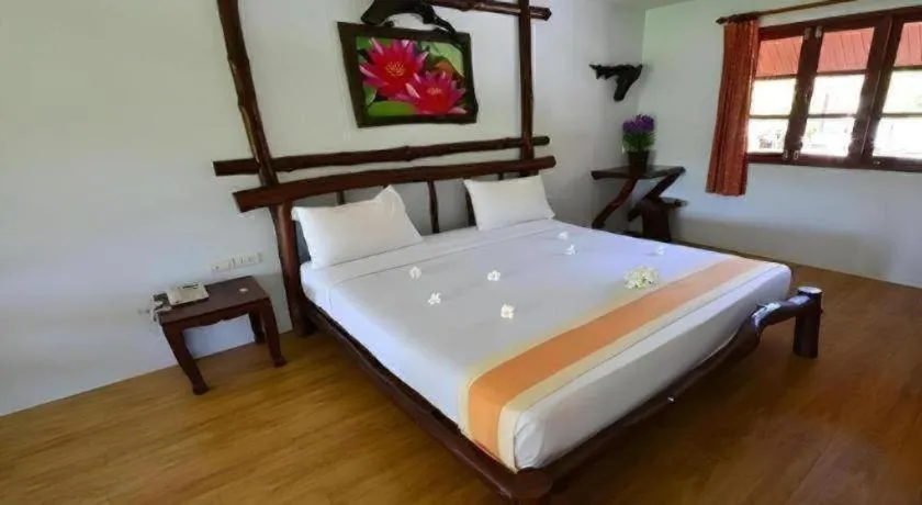 Bed in Alongkot Beach Resort Khanom