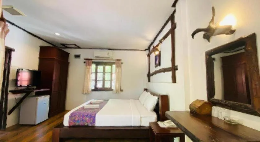 Bed in Alongkot Beach Resort Khanom
