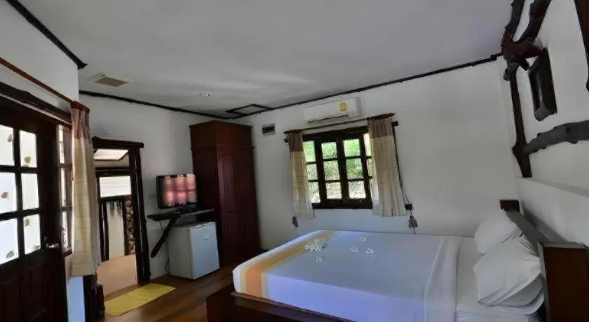Bed in Alongkot Beach Resort Khanom