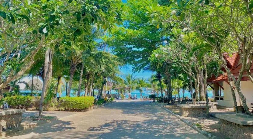Alongkot Beach Resort Khanom