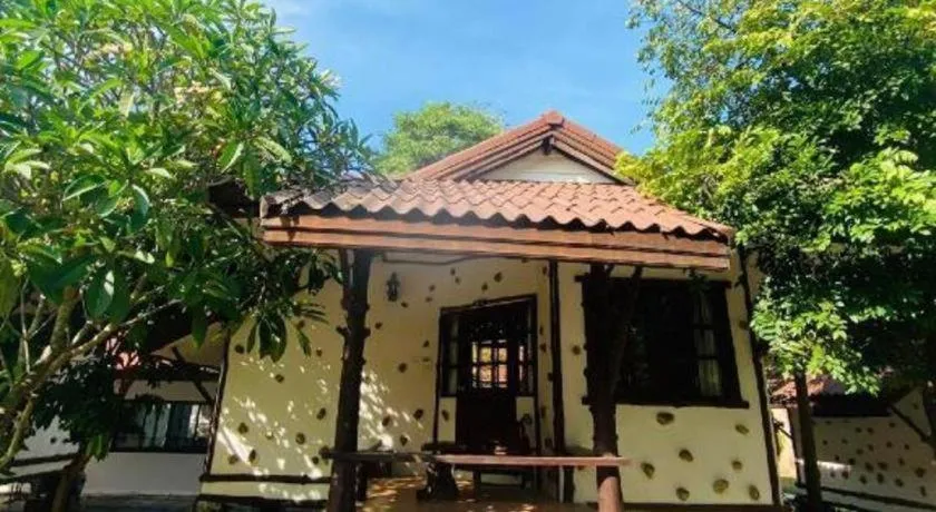 Alongkot Beach Resort Khanom