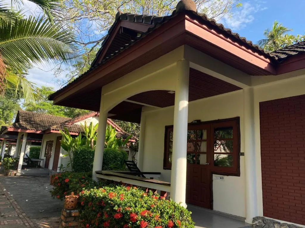 Alongkot Beach Resort Khanom