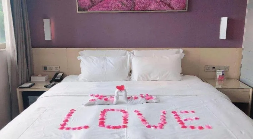 Bed in Lavande Hotel Zhongshan Dayong Rosewood Cultural Expo City