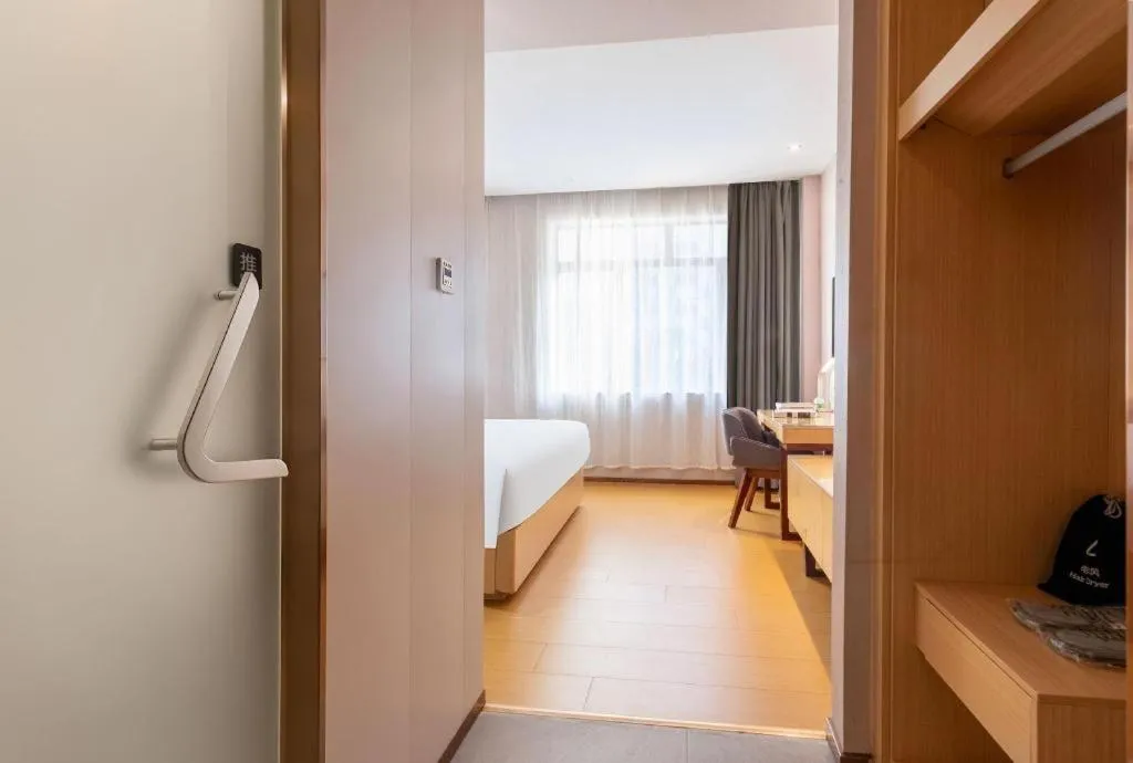 Bed in Lavande Hotel Zhongshan Dayong Rosewood Cultural Expo City