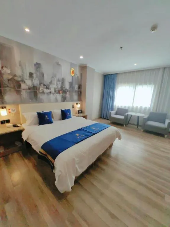 Bed in Super 8 Hotel Premier Suzhou Shihu Dong Road Metro Station