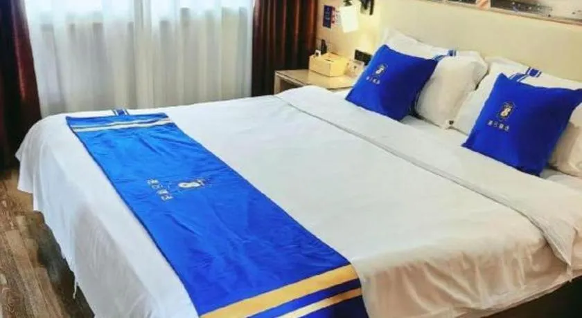 Bed in Super 8 Hotel Premier Suzhou Shihu Dong Road Metro Station