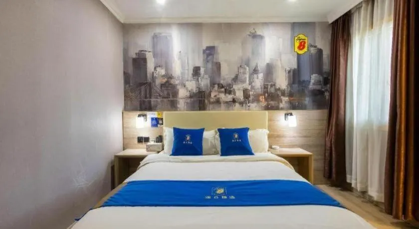 Bed in Super 8 Hotel Premier Suzhou Shihu Dong Road Metro Station