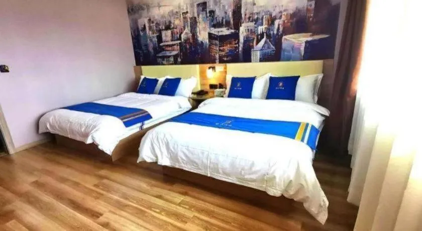 Bed in Super 8 Hotel Premier Suzhou Shihu Dong Road Metro Station