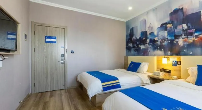 Bed in Super 8 Hotel Premier Suzhou Shihu Dong Road Metro Station