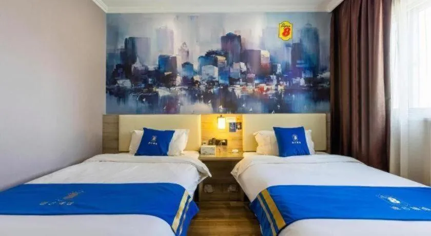Bed in Super 8 Hotel Premier Suzhou Shihu Dong Road Metro Station