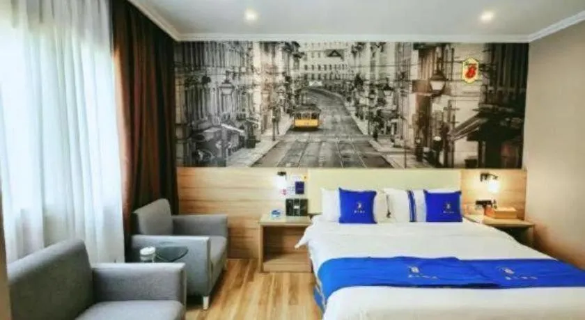 Bed in Super 8 Hotel Premier Suzhou Shihu Dong Road Metro Station