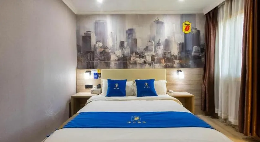 Bed in Super 8 Hotel Premier Suzhou Shihu Dong Road Metro Station