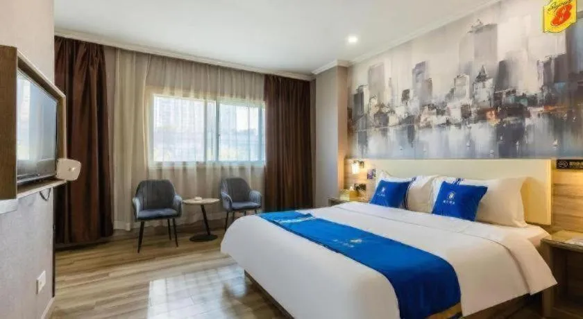 Bed in Super 8 Hotel Premier Suzhou Shihu Dong Road Metro Station