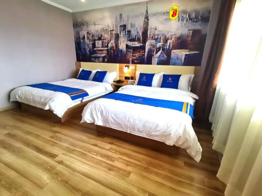 Bed in Super 8 Hotel Premier Suzhou Shihu Dong Road Metro Station