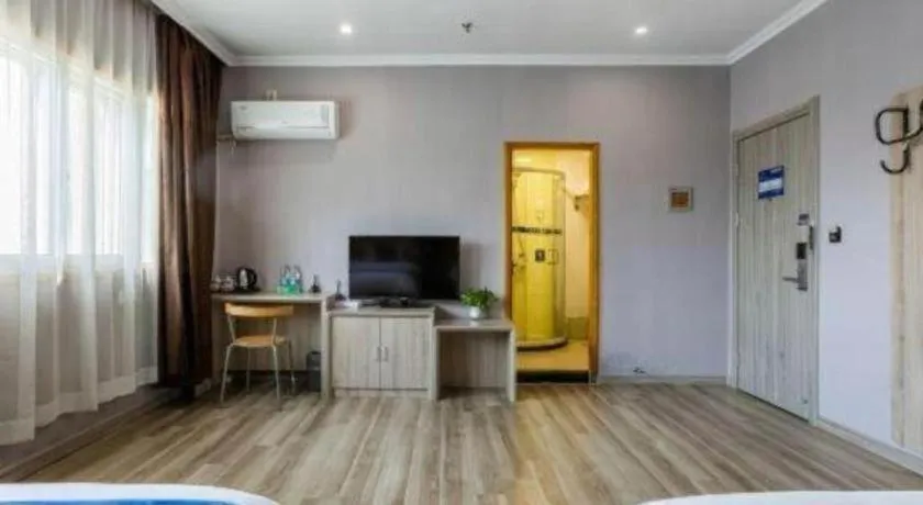 Bed in Super 8 Hotel Premier Suzhou Shihu Dong Road Metro Station