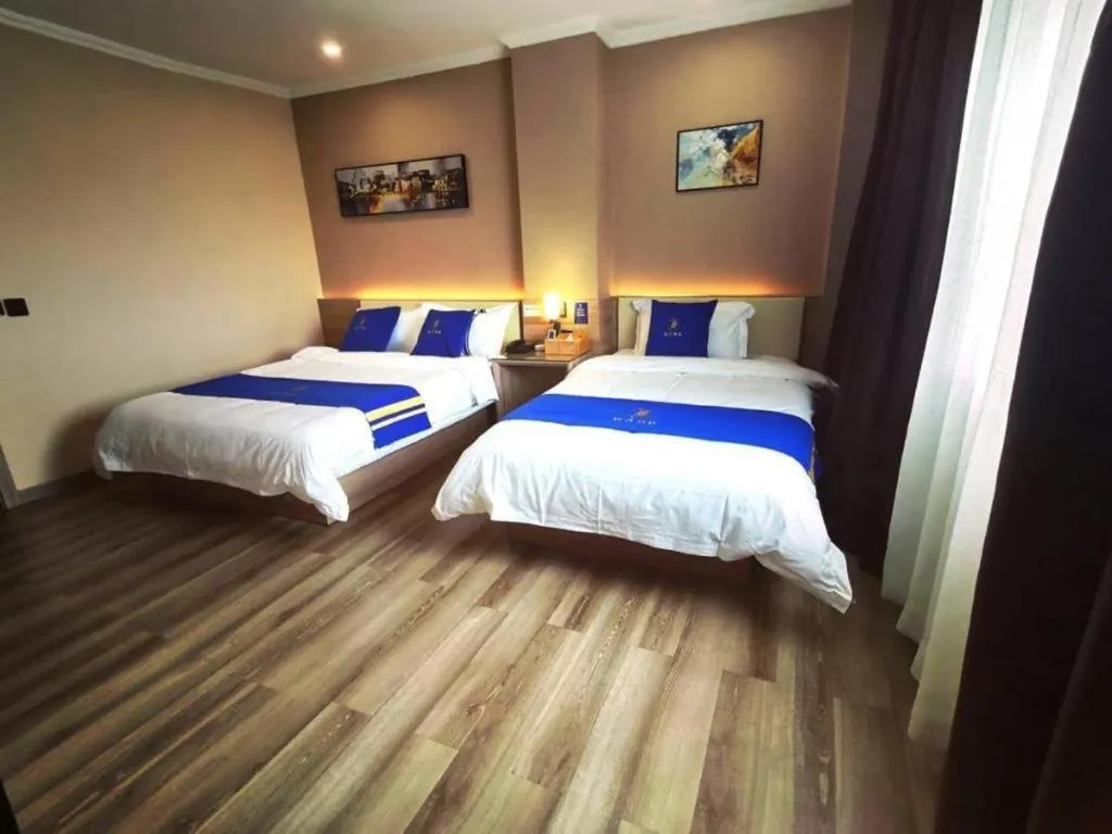 Bed in Super 8 Hotel Premier Suzhou Shihu Dong Road Metro Station