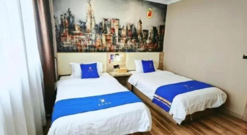 Bed in Super 8 Hotel Premier Suzhou Shihu Dong Road Metro Station