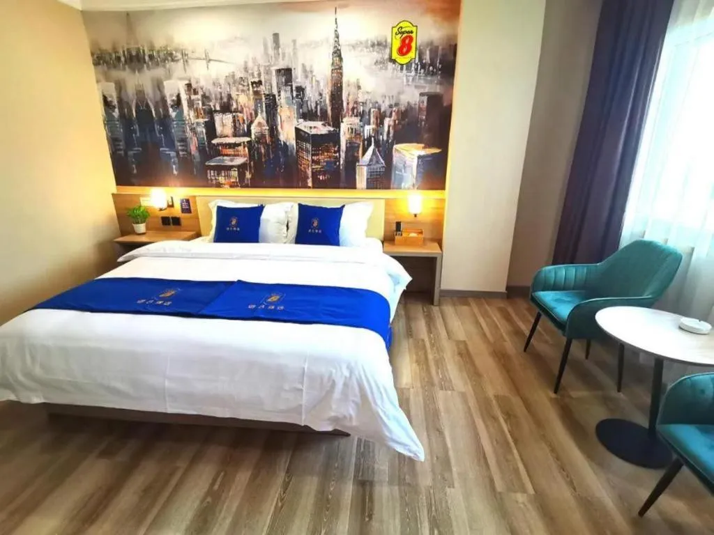 Bed in Super 8 Hotel Premier Suzhou Shihu Dong Road Metro Station