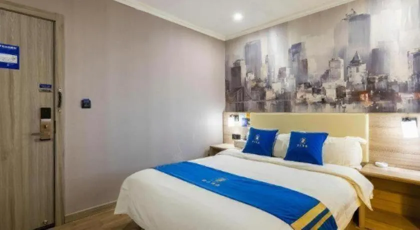 Bed in Super 8 Hotel Premier Suzhou Shihu Dong Road Metro Station