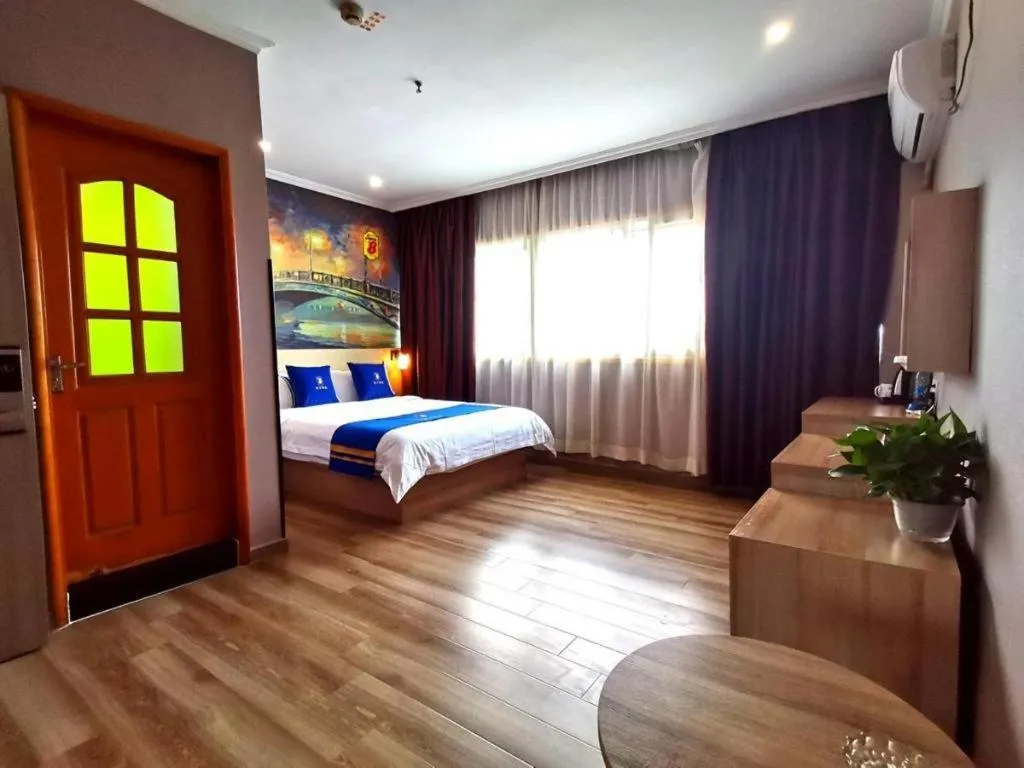 Bed in Super 8 Hotel Premier Suzhou Shihu Dong Road Metro Station