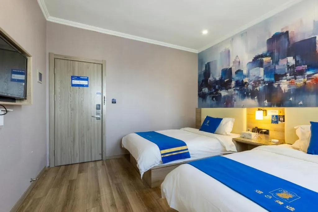 Bed in Super 8 Hotel Premier Suzhou Shihu Dong Road Metro Station