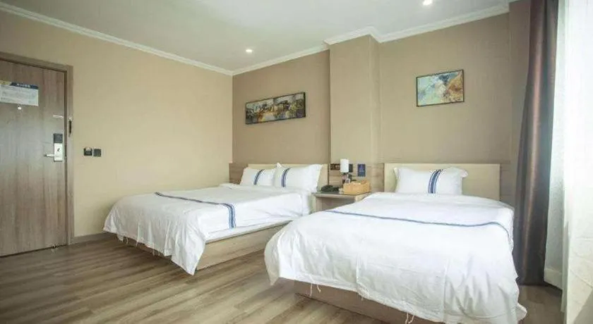 Bed in Super 8 Hotel Premier Suzhou Shihu Dong Road Metro Station