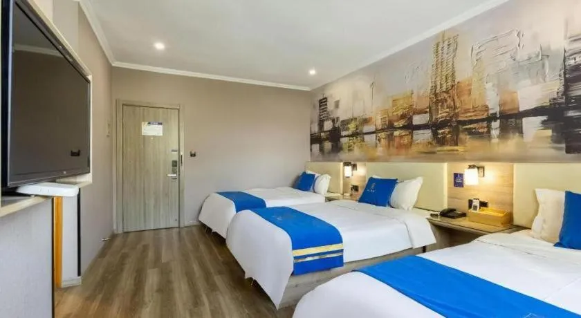 Bed in Super 8 Hotel Premier Suzhou Shihu Dong Road Metro Station