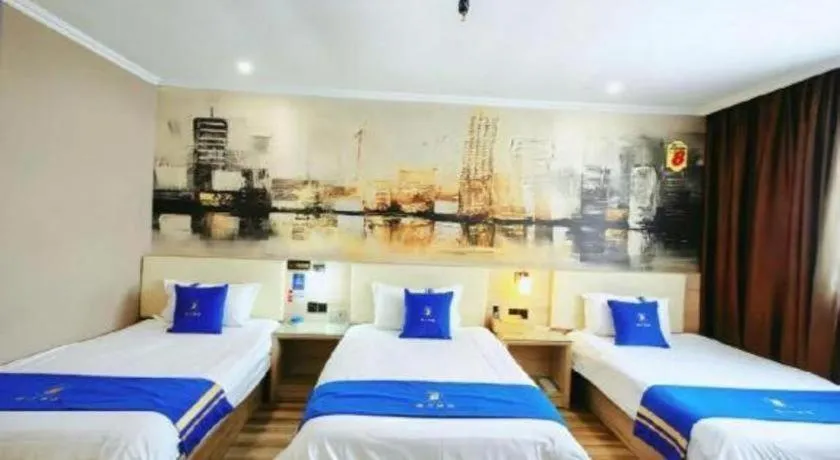 Bed in Super 8 Hotel Premier Suzhou Shihu Dong Road Metro Station