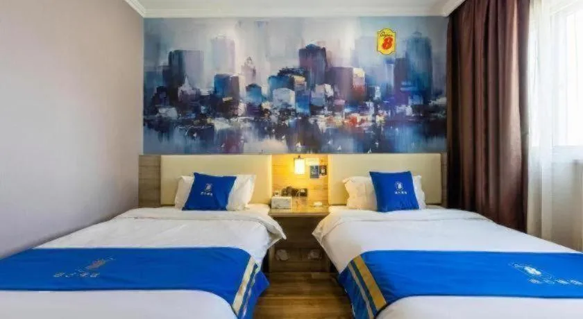Bed in Super 8 Hotel Premier Suzhou Shihu Dong Road Metro Station