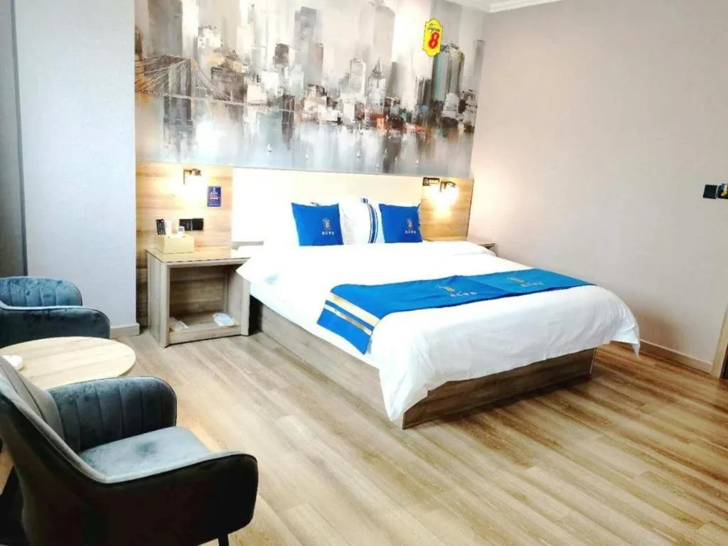 Bed in Super 8 Hotel Premier Suzhou Shihu Dong Road Metro Station