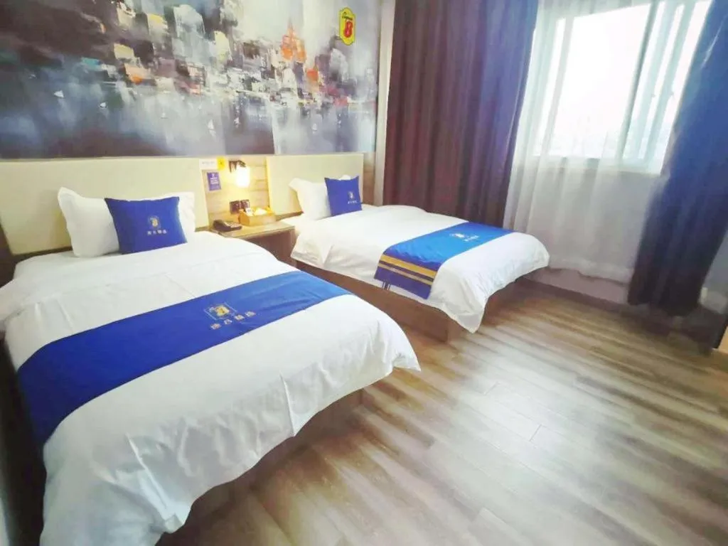 Bed in Super 8 Hotel Premier Suzhou Shihu Dong Road Metro Station