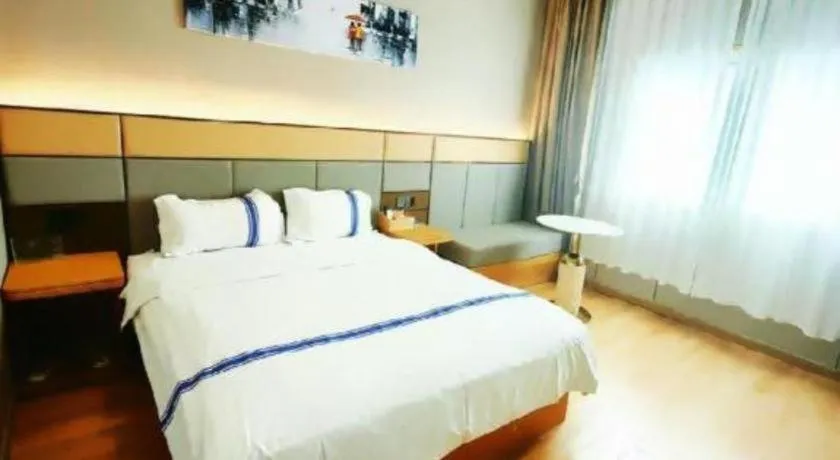 Bed in Super 8 Hotel Premier Suzhou Shihu Dong Road Metro Station