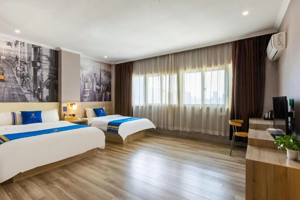 Bed in Super 8 Hotel Premier Suzhou Shihu Dong Road Metro Station