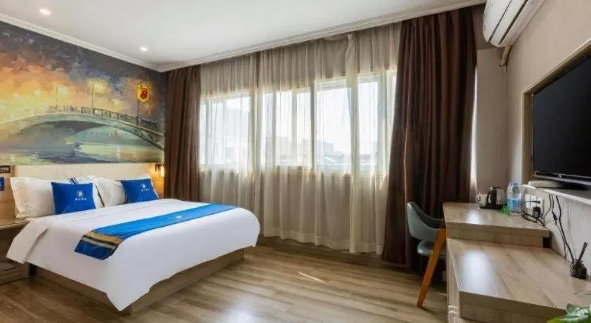 Bed in Super 8 Hotel Premier Suzhou Shihu Dong Road Metro Station