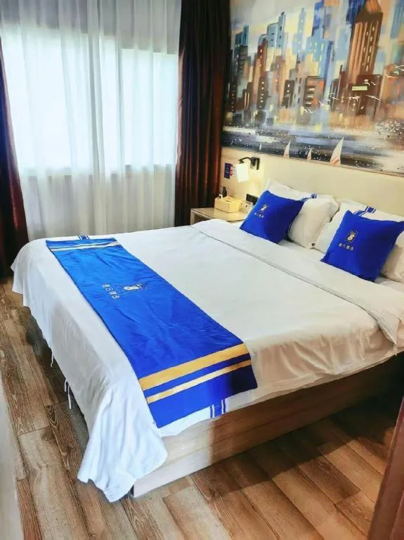 Bed in Super 8 Hotel Premier Suzhou Shihu Dong Road Metro Station