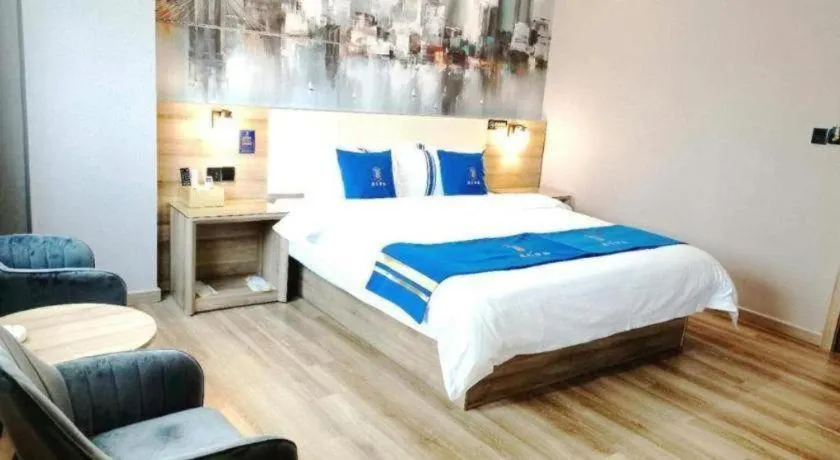 Bed in Super 8 Hotel Premier Suzhou Shihu Dong Road Metro Station