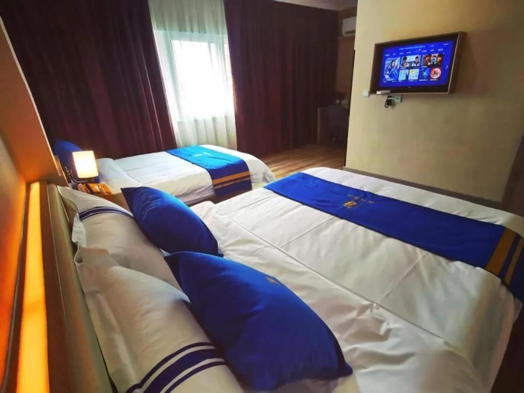 Bed in Super 8 Hotel Premier Suzhou Shihu Dong Road Metro Station