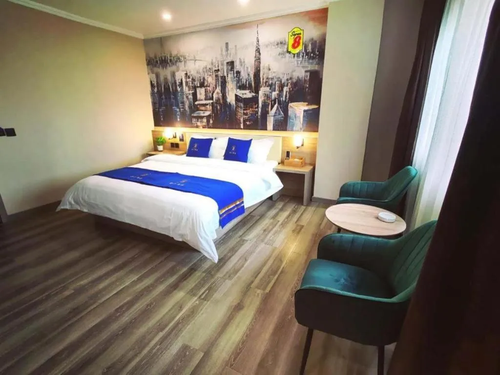 Bed in Super 8 Hotel Premier Suzhou Shihu Dong Road Metro Station