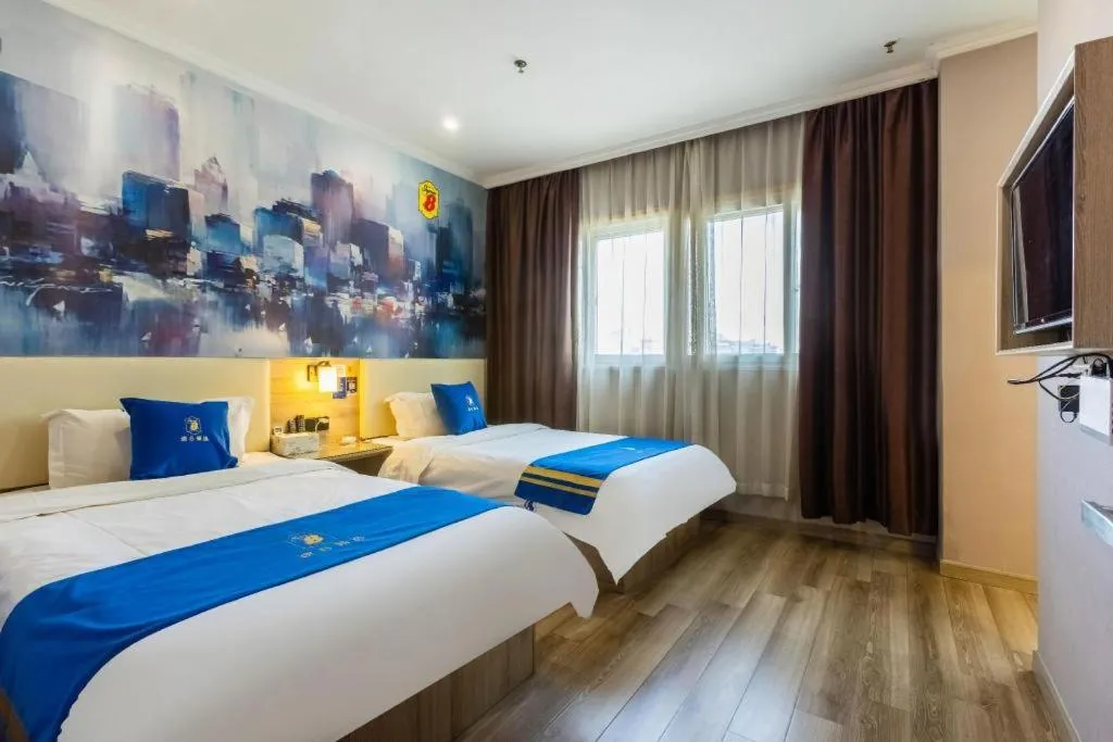 Bed in Super 8 Hotel Premier Suzhou Shihu Dong Road Metro Station