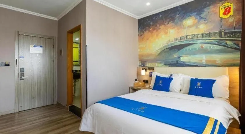 Bed in Super 8 Hotel Premier Suzhou Shihu Dong Road Metro Station