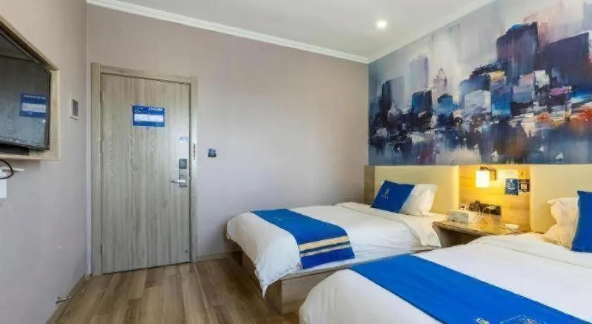 Bed in Super 8 Hotel Premier Suzhou Shihu Dong Road Metro Station