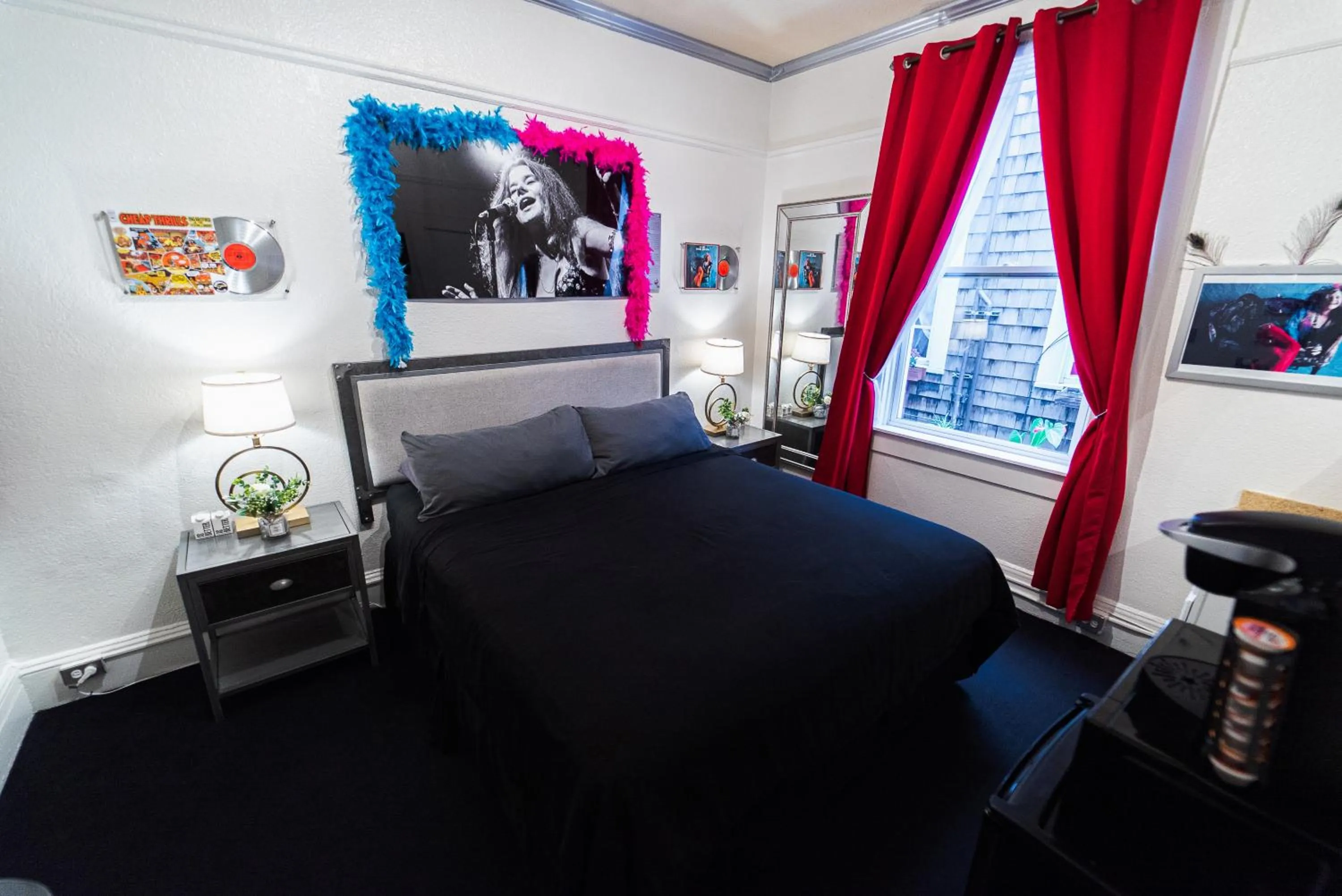 Bedroom, Bed in Music City Hotel - The San Francisco Music Experience