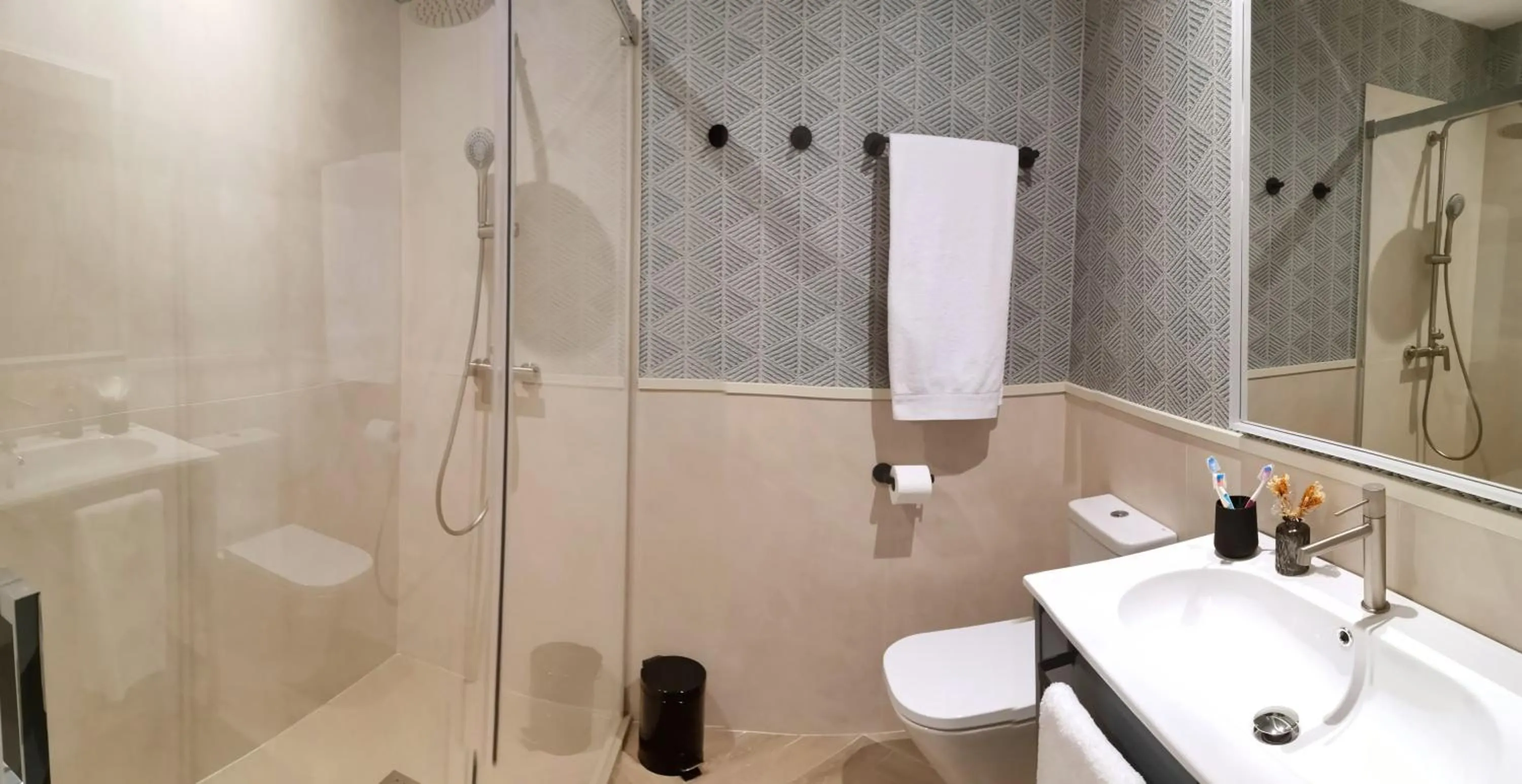 Shower in Puerta de la Ribera Suites