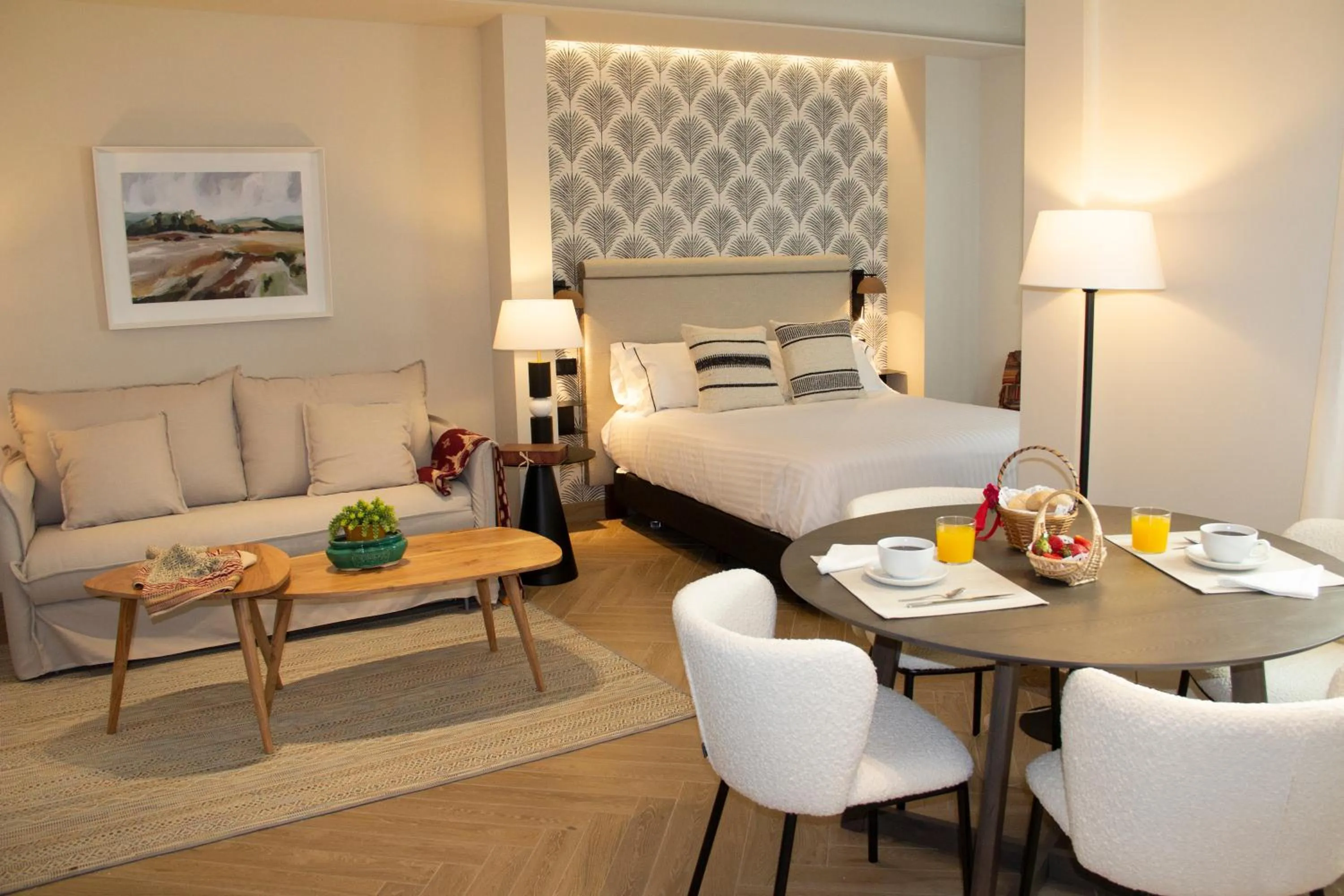 Living room, Bed in Puerta de la Ribera Suites