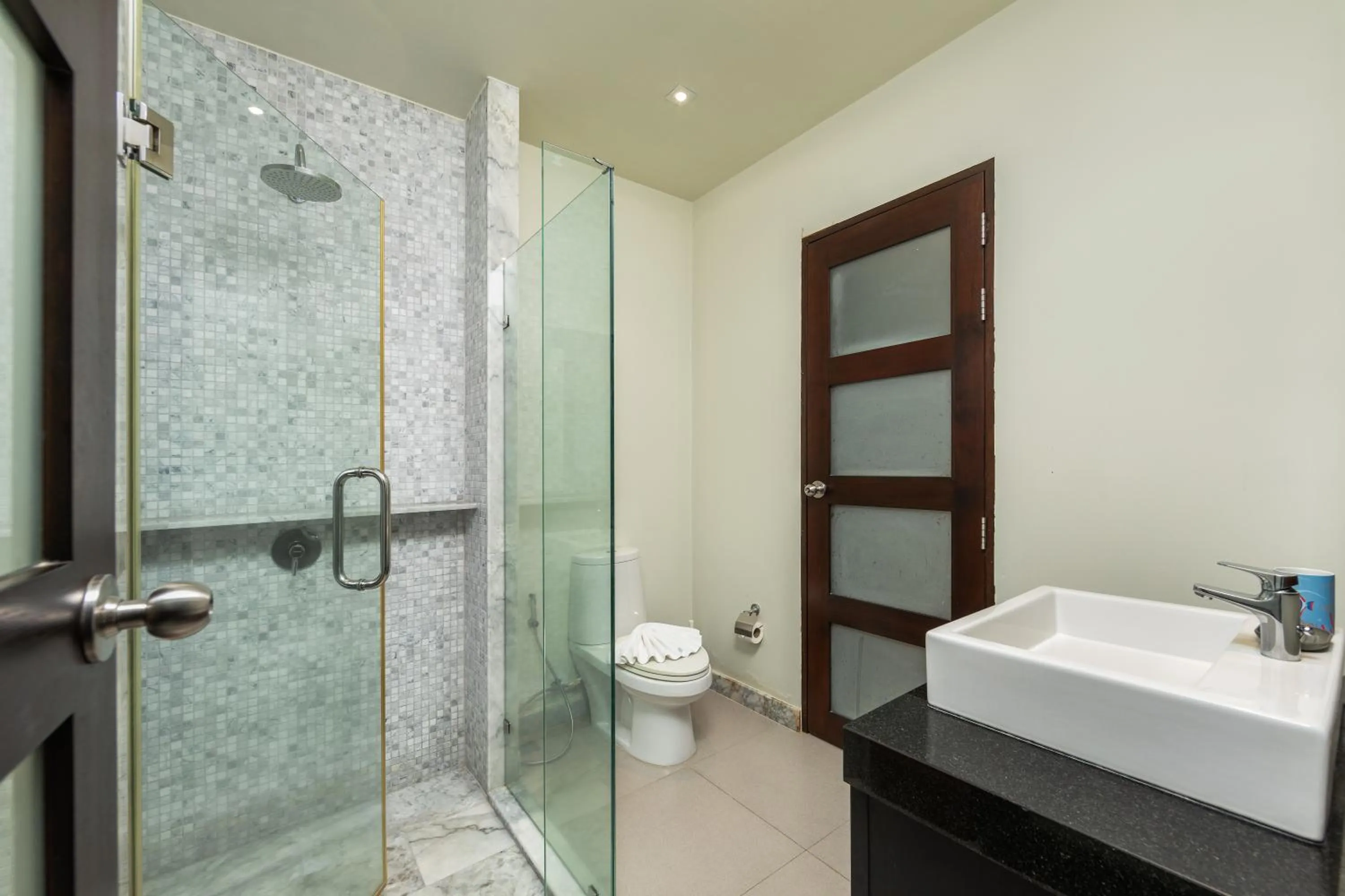 Saiyuan Estate by TropicLook