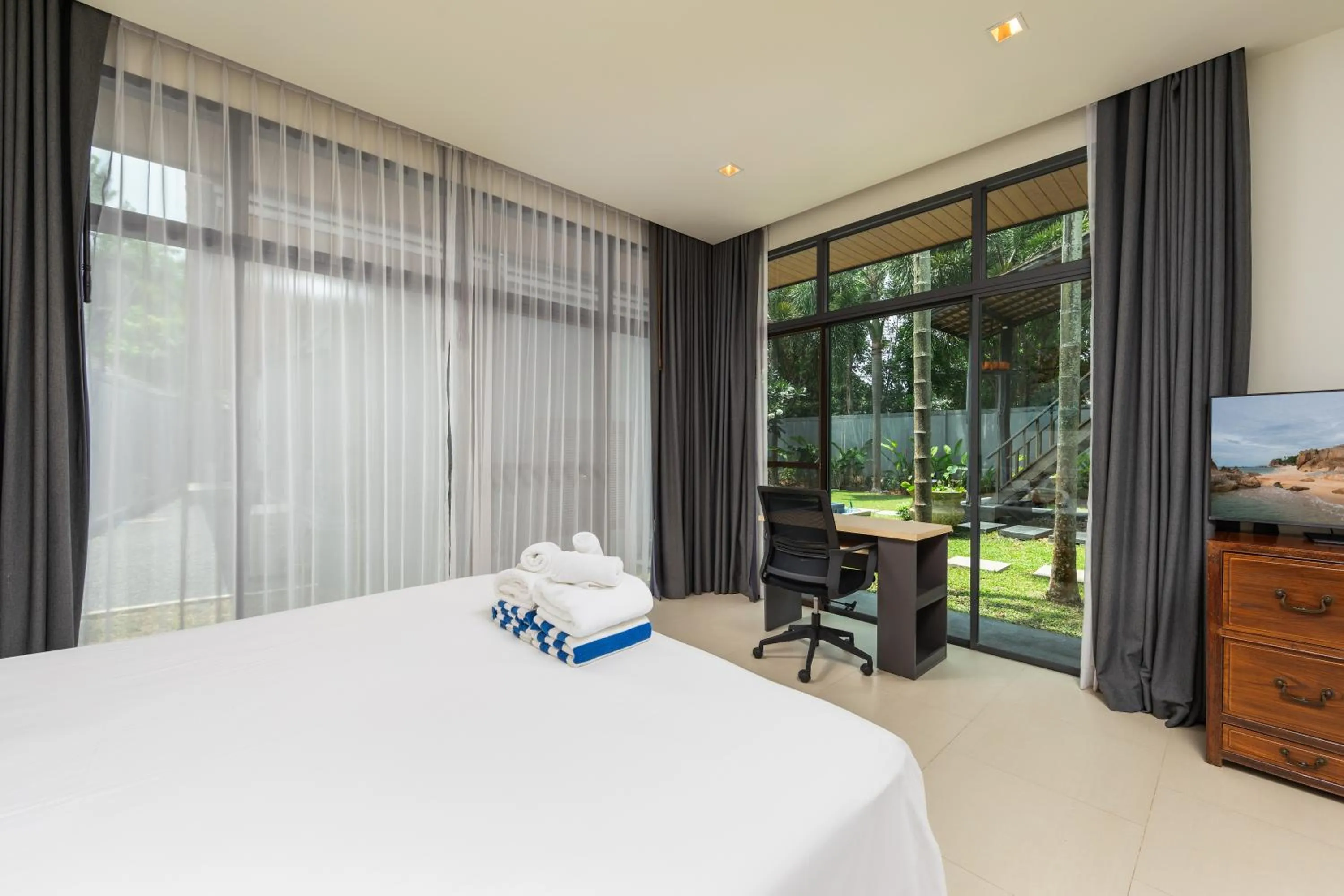 Bed in Saiyuan Estate by TropicLook