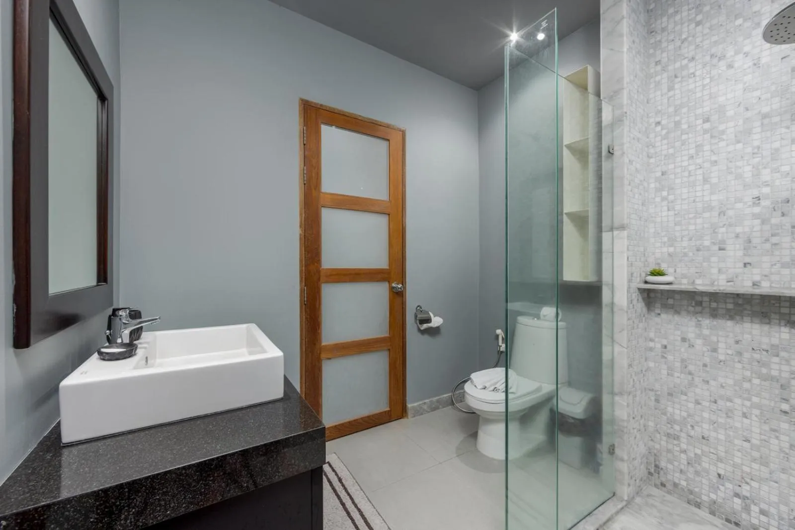 Bathroom in Saiyuan Estate by TropicLook