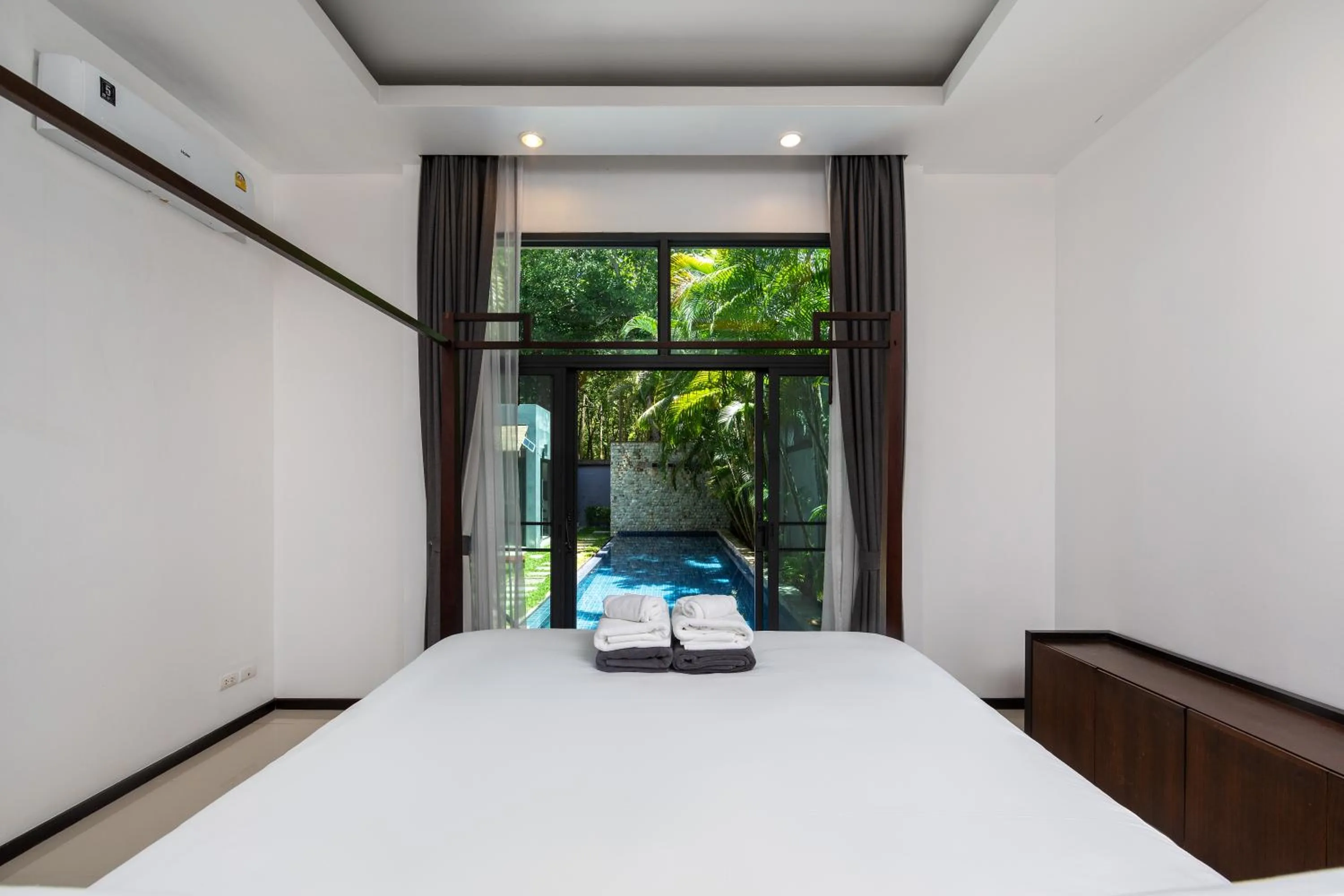 Bed in Saiyuan Estate by TropicLook