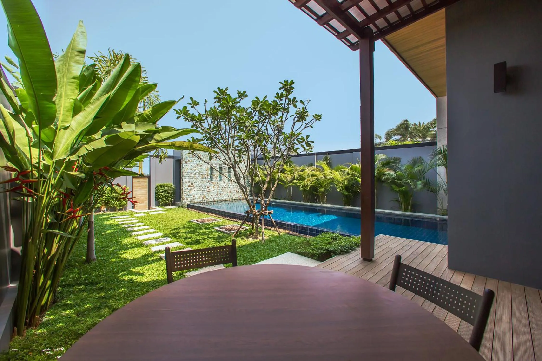 Balcony/Terrace in Saiyuan Estate by TropicLook